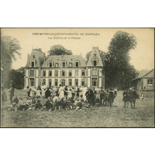 Préventorium départemental de Canteleu. Les enfants sur la pelouse