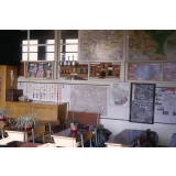 La salle de classe : cartes, affiches et instruments