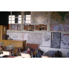 La salle de classe : cartes, affiches et instruments