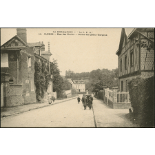 Clères : Rue des Ecoles, Sortie des petits garçons