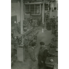 Ecole industrielle de Rouen (EIR). Atelier mécanique avec deux enseignants