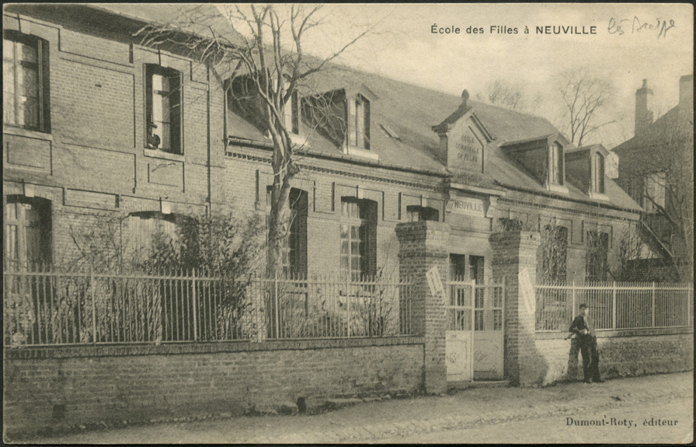 Ecole des Filles à Neuville