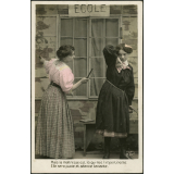 Mais la maîtresse est là, qui voit l'impertinente : Elle sera punie, et séance tenante.