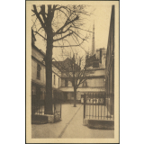 Enseignement Professionnel Féminin libre - 23, Rue de la Chaîne - Rouen : Ecole d'Apprentissage - La Flèche de la Cathédrale, vue de l'entrée