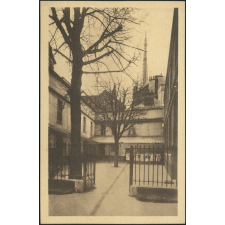 Enseignement Professionnel Féminin libre - 23, Rue de la Chaîne - Rouen : Ecole d'Apprentissage - La Flèche de la Cathédrale, vue de l'entrée
