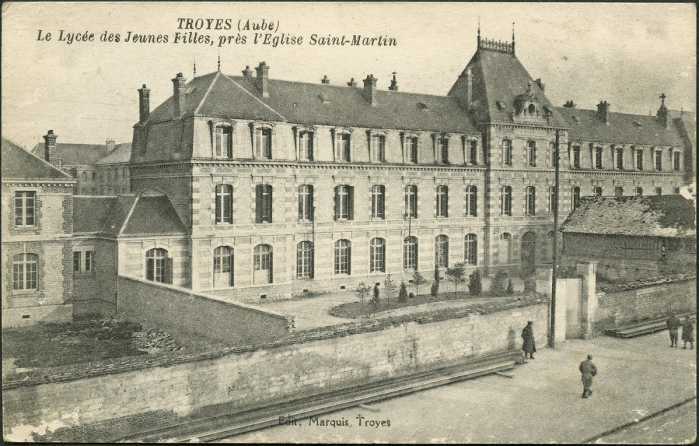 Troyes (Aube) : le lycée des jeunes filles, près l'église Saint-Martin