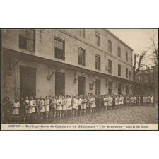 Rouen : Ecole pratique de Commerce et d'Industrie - Cour de récréation - Rentrée des Elèves