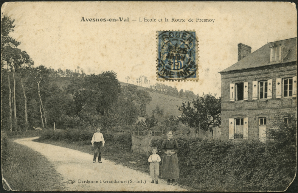 Avesnes-en-Val : L'Ecole et la Route de Fresnoy