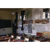 La salle de classe : pupitres et tableau noir