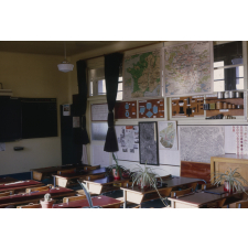 La salle de classe : pupitres et tableau noir