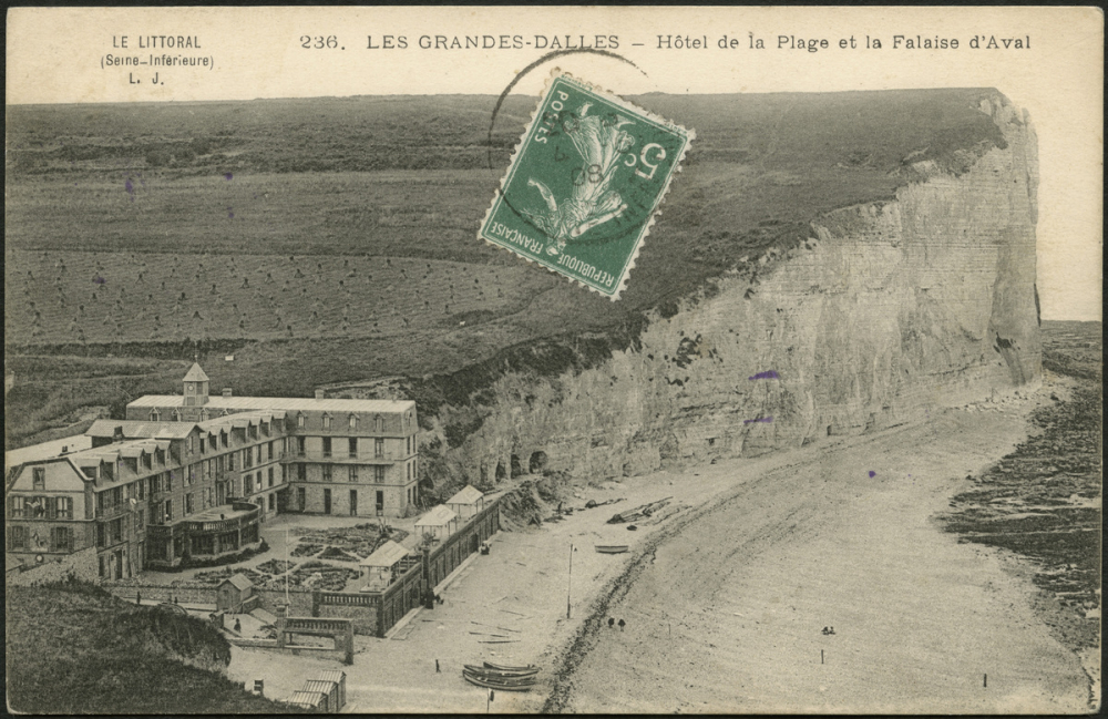 Les Grandes Dalles : Hôtel de la Plage et la Falaise d'Aval