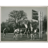 Ecole industrielle de Rouen (EIR). Elèves en plein match de basket ball en plein air