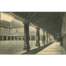 Evreux : le lycée : cour des cloîtres