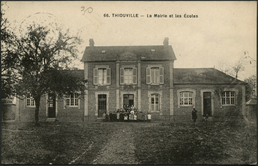 Thiouville : La Mairie et les Ecoles