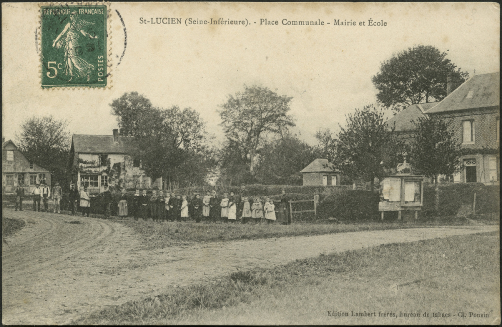St-Lucien : Place Communale - Mairie et Ecole