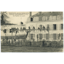 Orphelinat National des Chemins de Fer - Colonie d'Avernes (S.-&-O.) - Les Pupilles aux agrès.