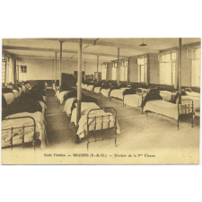 Ecole Fénelon - Vaujours (S.-&-O.) - Dortoir de la 5me Classe.