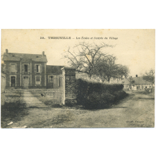 38 - Thiouville - Les Ecoles et l'entrée du Village.