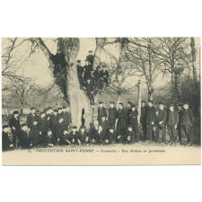 14 - Institution Saint-Pierre - Courpière - Une division en promenade.