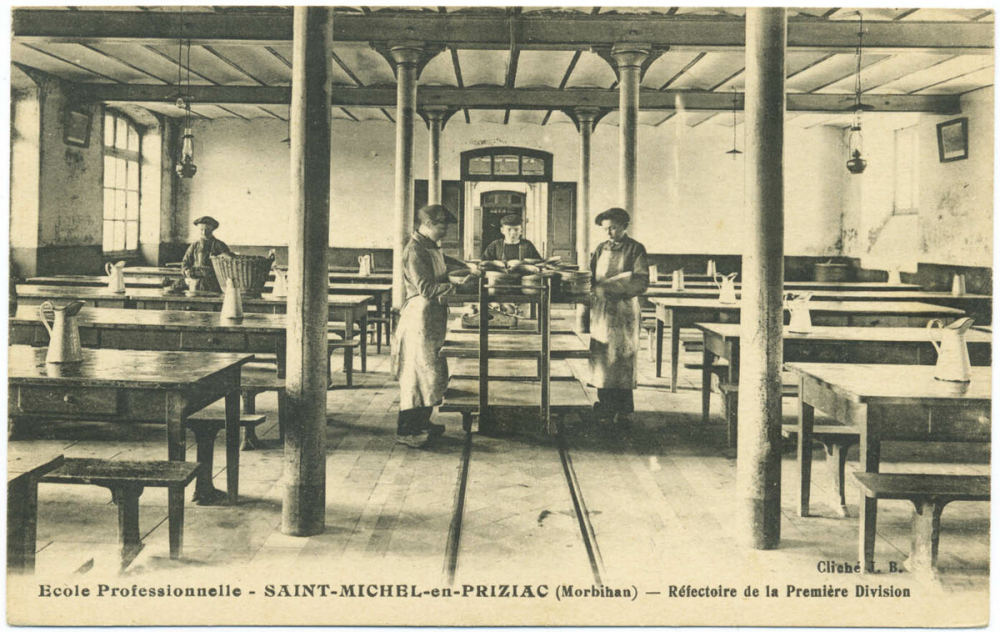 Ecole Professionnelle Saint-Michel-en-Priziac (Morbihan) - Réfectoire de la Première Division.