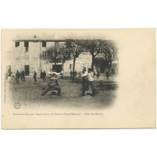 Institution libre des Sacrés-Coeurs de Poitiers (Grand' Maison) - Cour des Moyens.