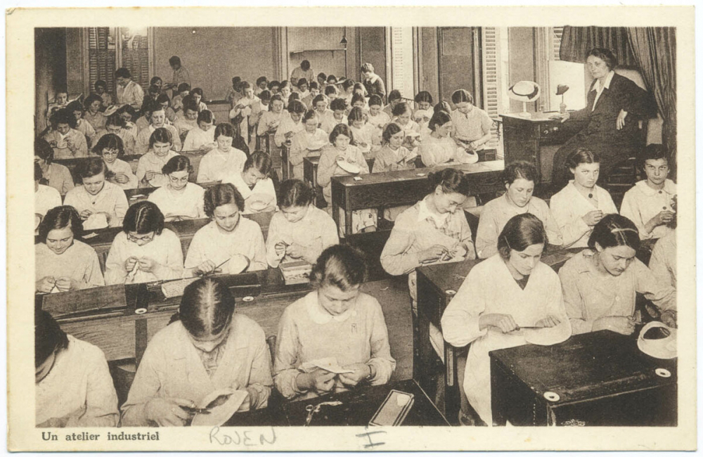 Un Atelier industriel - Ecole professionnelle catholique, Ménagère, Industrielle et Commerciale Les Tourelles - Rue Verte, 53 - Rouen - Tél. 322-30.