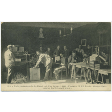 1914 - Ecole professionnelle des Blessés - 41 rue Rachais, Lyon - Fondateur M. Ed. Herriot, Sénateur-Maire - L'Atelier des Relieurs-Brocheurs.