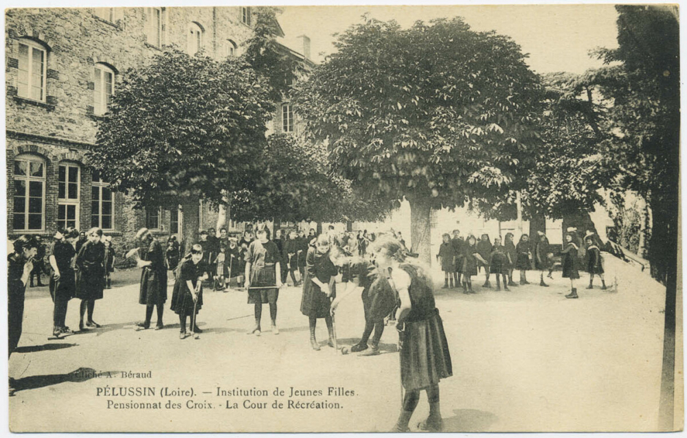 Pélussin (Loire) - Institution de jeunes Filles - Pensionnat des Croix - La Cour de Récréation.