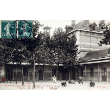 Vierzon - Ecole Nationale Professionnelle - Une Cour des Elèves.