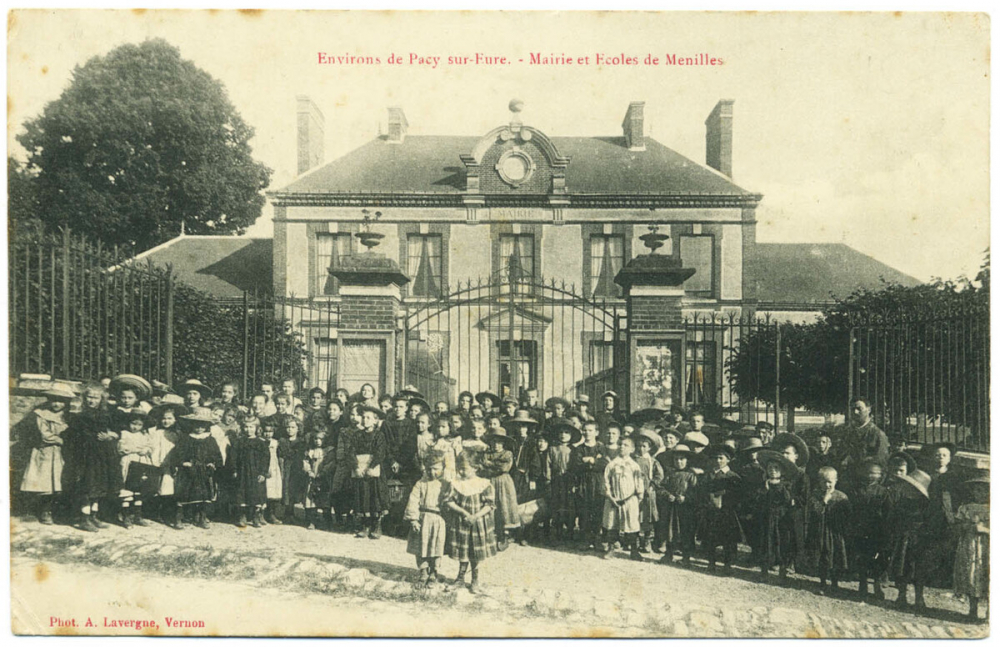 Environs de Pacy-sur-Eure - La Mairie et Ecoles de Ménilles.