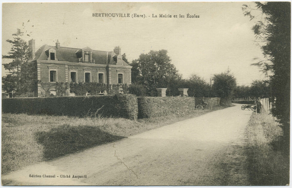 Berthouville (Eure) - La Mairie et les Ecoles.