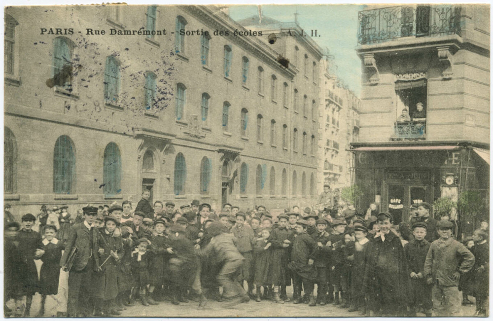 Paris - Rue Damrémont - Sortie des Ecoles.