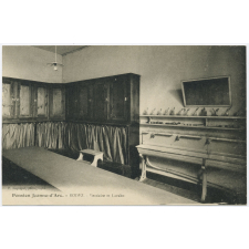 Pension Jeanne-d'Arc - Rodez - Vestiaire et Lavabo.