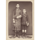 Portrait de Jeanne et Georges Bouveyron en tenue d'écoliers (13 et 10 ans). 