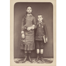 Portrait de Jeanne et Georges Bouveyron en tenue d'écoliers (13 et 10 ans).