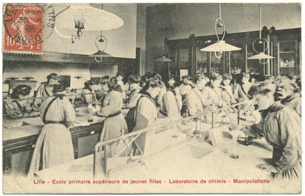Lille - Ecole primaire supérieure de jeunes filles - Laboratoire de Chimie - Manipulations.