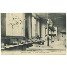 École Scientia - Un coin du Laboratoire de Chimie.