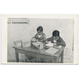 École Freinet - Vence (Alpes-Maritimes) - Travail libre sur fiches auto-correctives.