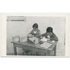 École Freinet - Vence (Alpes-Maritimes) - Travail libre sur fiches auto-correctives.