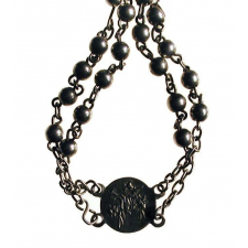 Bracelet avec deux médailles religieuses.