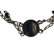 Bracelet avec deux médailles religieuses. 