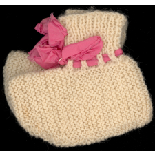Travail de tricot. Chaussons de nouveau-né.