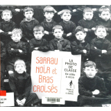Sarrau noir et bras croisés
