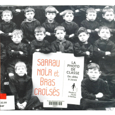 Sarrau noir et bras croisés