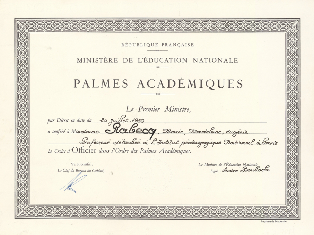 Diplôme d'Officier dans l'Ordre des Palmes Académiques. 
