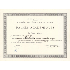 Diplôme d'Officier dans l'Ordre des Palmes Académiques.