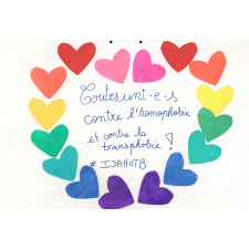 Panneau de soutien pour la journée de lutte contre l'homophobie et la transphobie