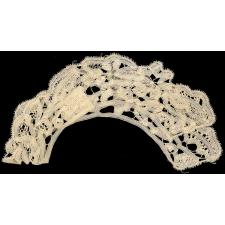 Travail de broderie. Col en dentelle.