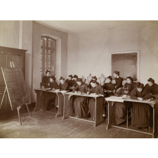 Cours de coupe à l'Ecole Normale d'Institutrices à Moulins. 