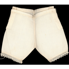 Travail de couture : culotte de bébé. 